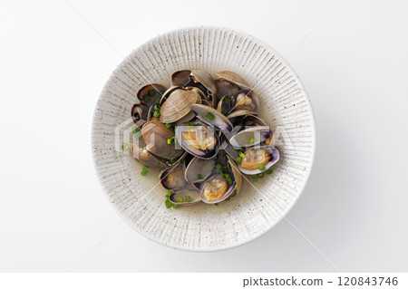 Steamed clams in sake 120843746