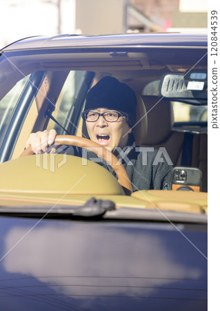 開車時驚訝的男人(圖) 開車時驚訝的男人(圖) 120844539