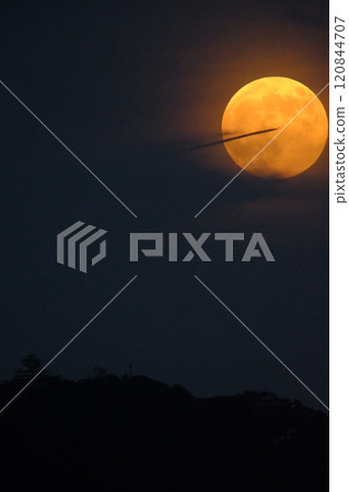 Gifu Castle and full moon during magic hour Gifu Castle and full moon during magic hour 120844707
