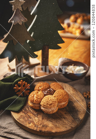 Cream puffs arranged in flower shape Cream puffs arranged in flower shape 120844838