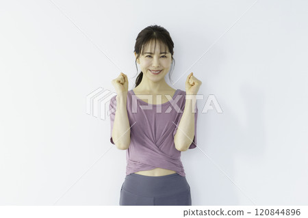 穿著瑜珈服站立的年輕女子 穿著瑜珈服站立的年輕女子 120844896