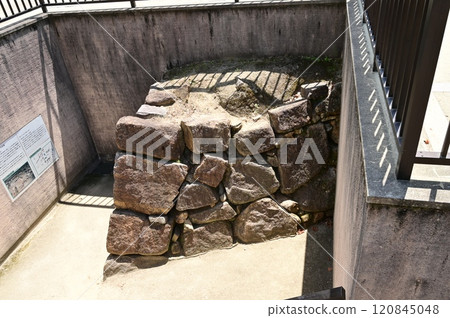 岡山城天守閣（外觀復原） 展示建城時的石牆 120845048