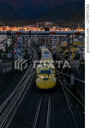 [Kyoto] Doctor Yellow racing through the city as the setting sun shines 120847162
