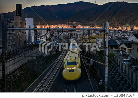 【京都】黃色醫生在夕陽下穿越城市。 120847164