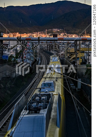 【京都】黃色醫生在夕陽下穿越城市。 120847166