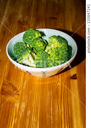 Plate with broccoli on a wooden table 120847241