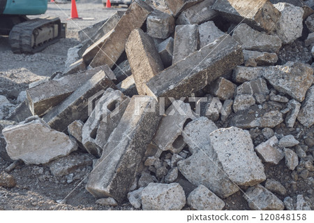 土木工程現場的重型機械正在加工瓦礫 120848158