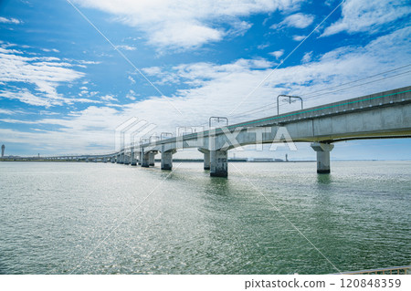 A view of the Centrair Bridge, Meitetsu Airport Line, and blue sky from the promenade near the Rinku Observatory Parking Lot (Aichi Prefecture) 120848359