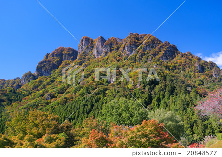 Gunma Prefecture: Mt. Myogi in autumn as the leaves begin to turn red 120848577