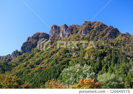 群馬縣:秋天的妙義山,樹葉開始變色 群馬縣:秋天的妙義山,樹葉開始變色 120848578