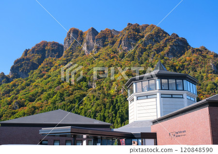 群馬縣 妙義山的秋天,樹葉開始變色 妙義山全景公園 群馬縣 妙義山的秋天,樹葉開始變色 妙義山全景公園 120848590