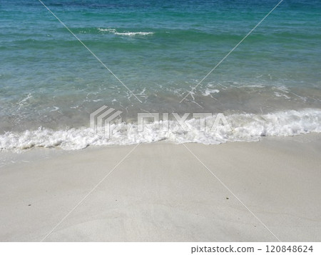 Sea: Emerald green shoreline 120848624