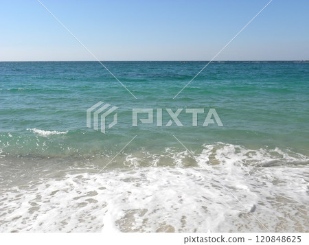 Sea: Emerald green shoreline 120848625