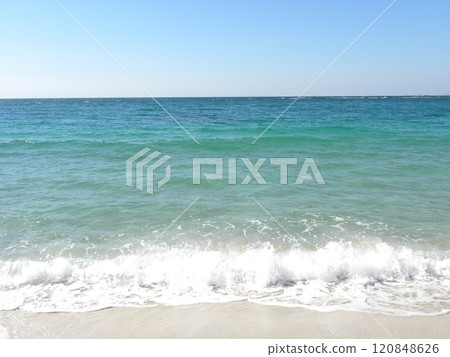 Sea: Emerald green shoreline 120848626