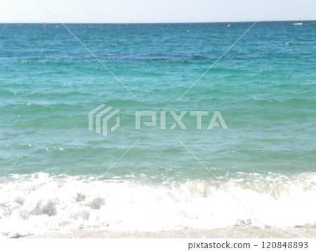 Sea: Emerald green shoreline 120848893