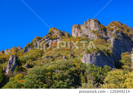 群馬縣:秋天的妙義山,樹葉開始變色 群馬縣:秋天的妙義山,樹葉開始變色 120849214