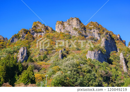 Gunma Prefecture: Mt. Myogi in autumn as the leaves begin to turn red 120849219