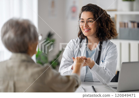 patient with a doctor in medical office 120849471