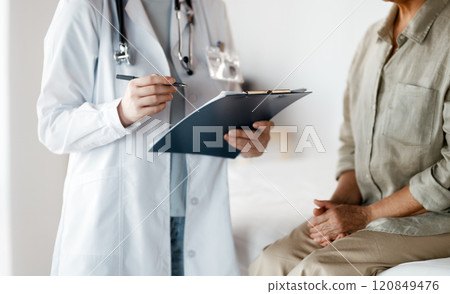 patient with a doctor in medical office 120849476