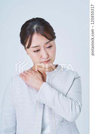 Business woman suffering from stiff shoulders 120850317