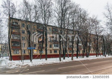 Five-story four-porch brick apartment building in Moscow  120850395