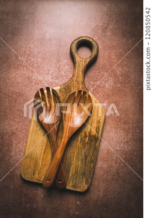 wooden spoon, with cloves, for salad, two pieces, natural wood, with cutting board, food background, wallpaper, top view, 120850542