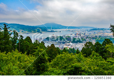 Kesennuma City, Miyagi Prefecture: View of the city and Oshima Island from Mount Awa, amidst the fresh greenery 120851160