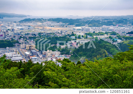 從阿波羅山的新綠色看宮城縣、氣仙沼市、市內和大島 120851161