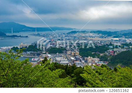 從阿波羅山的新綠色看宮城縣、氣仙沼市、市內和大島 120851162