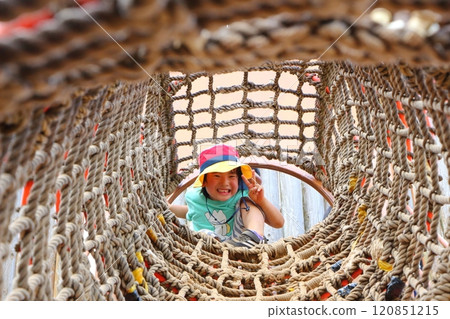 小學生在公園裡玩 120851215