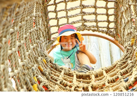 小學生在公園裡玩 120851216