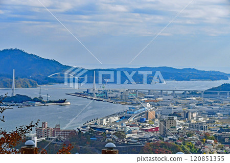 宮城縣、氣仙沼市、秋天、氣仙沼灣跨海大橋和從阿壩山看到的城市景觀 120851355