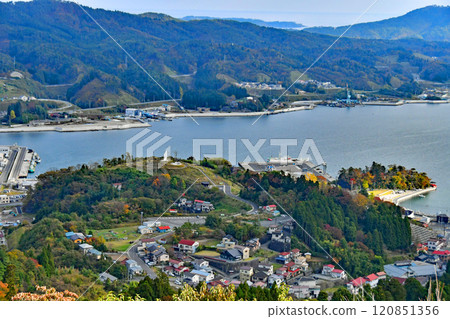宮城縣氣仙沼市，從阿波羅山的新綠色眺望重建紀念公園 120851356