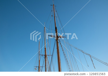 Ship mast against the blue sky 120851563