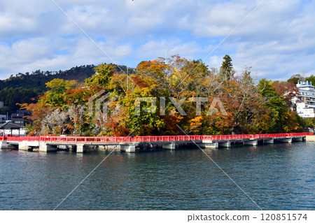 宮城縣、氣仙沼市、氣仙沼灣、從遊船上看到的神名崎、五十鈴神社、浮禦堂 宮城縣、氣仙沼市、氣仙沼灣、從遊船上看到的神名崎、五十鈴神社、浮禦堂 120851574