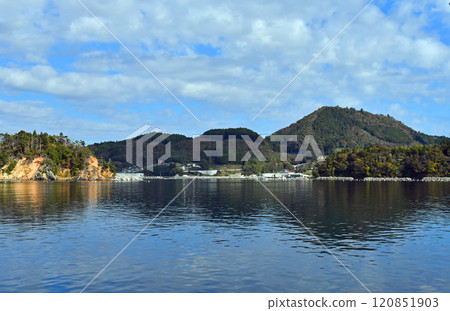 從遊船上看到的宮城縣、氣仙沼市、唐桑半島、葉山和唐桑町馬古達特村 120851903