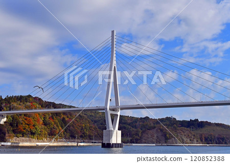 宮城縣、氣仙沼市、氣仙沼灣、從遊船上眺望氣仙沼灣大橋 120852388