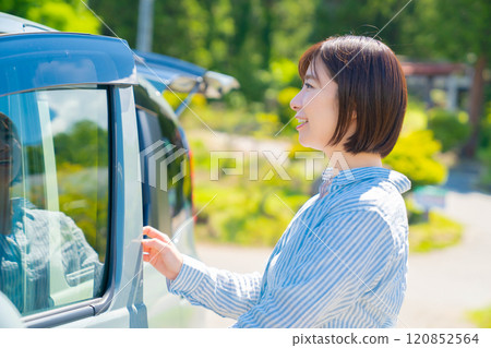 一個開車旅行的女人和一個女人。 120852564