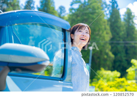 一個開車旅行的女人和一個女人。 一個開車旅行的女人和一個女人。 120852570
