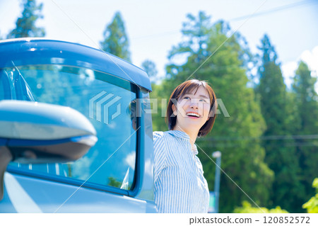 一個開車旅行的女人和一個女人。 120852572