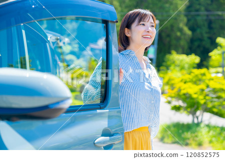 一個開車旅行的女人和一個女人。 一個開車旅行的女人和一個女人。 120852575