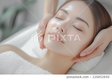 年輕女子在美容院接受臉部美容按摩。美女形像素材 120852650