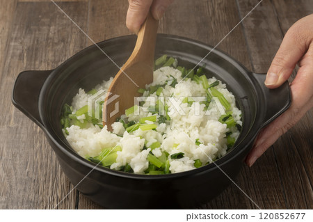 菜色：將鹽煮的蘿蔔葉與白米在砂鍋中煮熟混合。 120852677