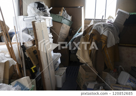 Rubbish-strewn ruins 120852685