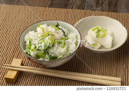 Rice with vegetables and lightly pickled turnip 120852721