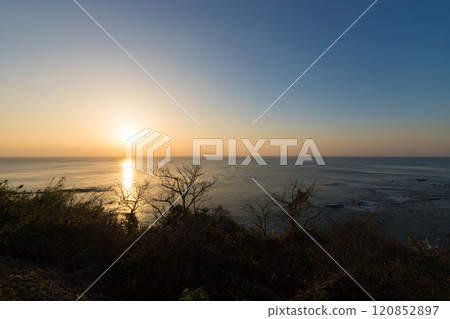 堀切嶺的朝陽(宮崎縣宮崎市) 堀切嶺的朝陽(宮崎縣宮崎市) 120852897