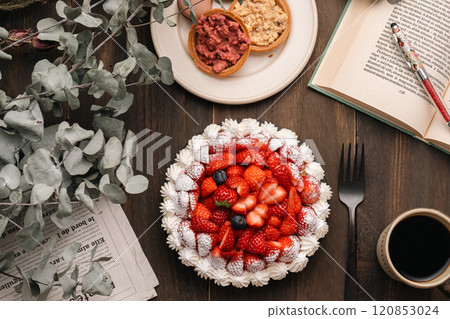 可愛的草莓蛋糕和咖啡 120853024