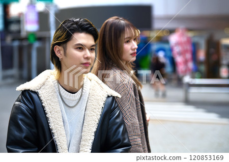 澀谷街頭操作智慧型手機的年輕夫婦 120853169