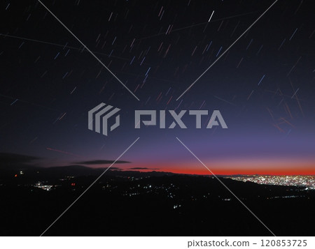 Winter dawn in Kanto 120853725