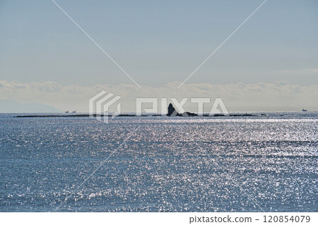 反射陽光的海浪中的烏帽岩(冬季,12月) 反射陽光的海浪中的烏帽岩(冬季,12月) 120854079